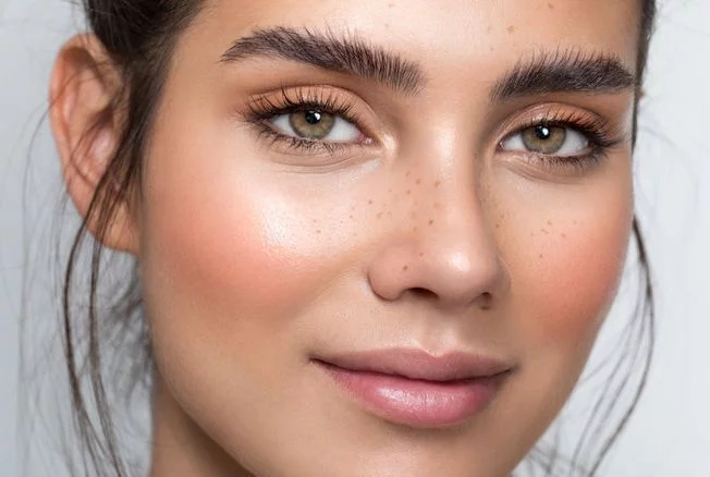 Obtenez des sourcils parfaits et liftés grâce au Blow-Lift. Résultat naturel et durable dans notre institut à Montpellier. Prenez rendez-vous dès maintenant !