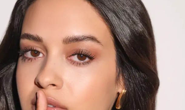 Obtenez des sourcils parfaits et liftés grâce au Blow-Lift. Résultat naturel et durable dans notre institut à Montpellier. Prenez rendez-vous dès maintenant !